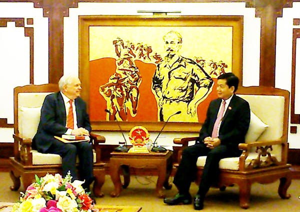 HCMC Party Chief Dinh La Thang (R) receives chairman of the Trust for University Innovation in Vietnam Thomas Vallely on April 11