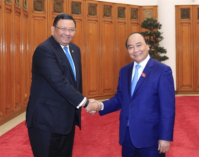 Prime Minister Nguyễn Xuân Phúc (right) receives Philippines’ Foreign Minister Jose Rene Almendras in Hà Nội yesterday during his two-day visit to Việt Nam. — VNA/VNS Photo Thống Nhất