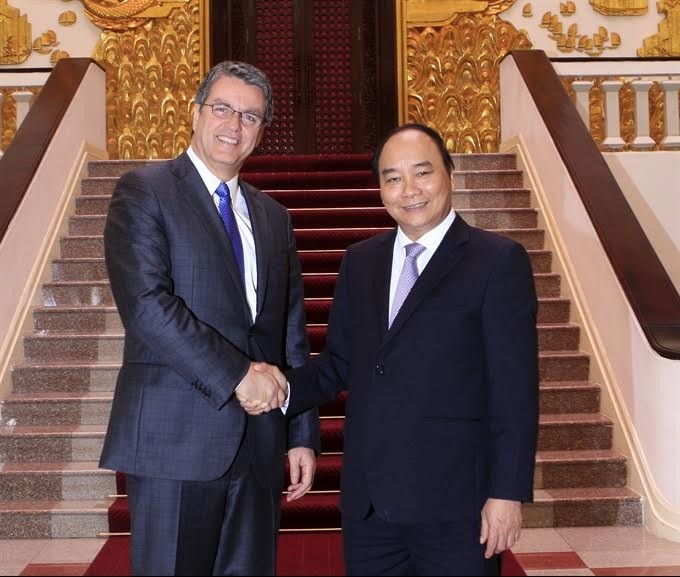 Prime Minister Nguyễn Xuân Phúc (right) welcomes WTO Director-General Roberto Azevêdo in Hanoi yesterday.