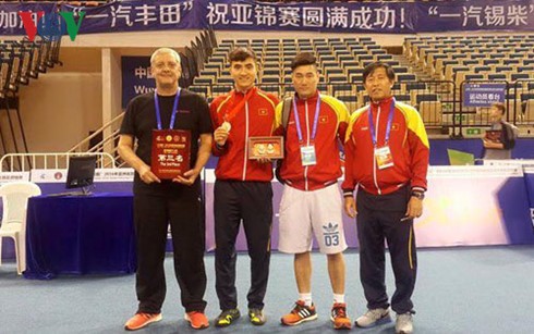 Vu Thanh An (second, left) wins bronze medal at Asian Fencing Championships (Photo: vov.vn)