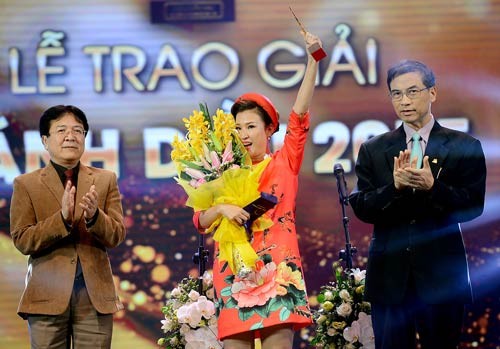 The film "Trung So" wins Golden Kite Award 2015. "Tuoi Thanh Xuan" film crew TV series "Tuoi Thanh Xuan" Actress Nha Phuong, actors Quang Tuan (L) and Viet Anh at the award ceremony