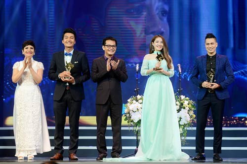 Actress Nha Phuong, actors Quang Tuan (L) and Viet Anh at the award ceremony