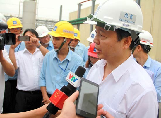 Minister Tran Hong Ha answers the press about the mass fish deaths at Vung Ang Economic Zone (Photo: SGGP)