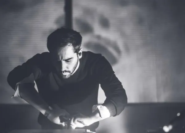 Đêm nhạc điện tử và trình diễn video Saycet