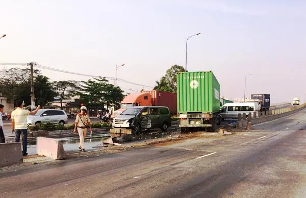 Xe container tông 3 xe khách, nhiều người nước ngoài bị thương