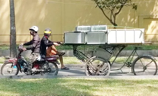 Làm xiếc trên đường