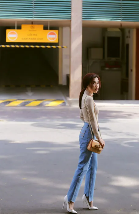 Á hậu Hoàng Oanh sành điệu với thời trang công sở