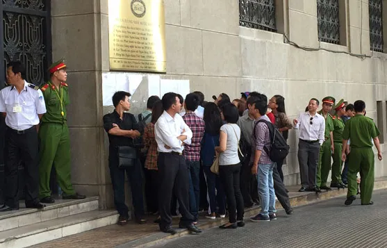 Xếp hàng mua tiền lưu niệm 100 đồng tại TPHCM