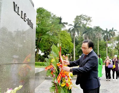 Lãnh đạo TP Hà Nội dâng hoa tưởng nhớ lãnh tụ V.I.Lênin