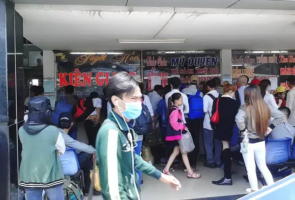 Người dân rồng rắn đi chơi lễ 30-4