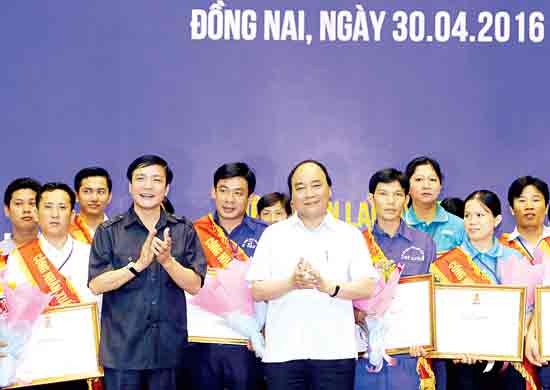 Prime Minister Nguyễn Xuân Phúc has a dialogue with 3,000 labourers in industrial and processing zones in eight southern cities and provinces in Biên Hòa city, Đồng Nai province today on the occasion of May Day