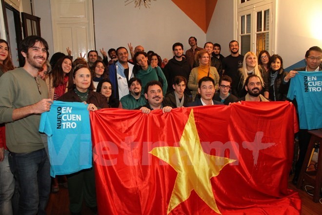 Argentine participants at the talk in Buenos Aires pose for a photo (Photo: VNA)