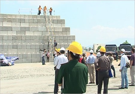 Workers treat dioxin-contaminated soil at Đà Nẵng International Airport. Photo vovworld.vn