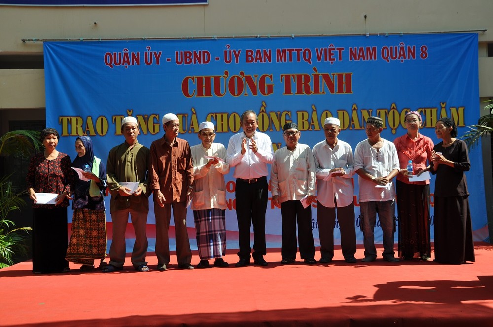 Deputy PM Truong Hoa Binh presents gifts to local Khmer residents (Source: congan.com.vn)