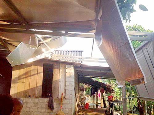Strong winds destroyed roofs of houses and incoming harvesting plants.(Photo:Sggp)