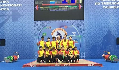 The Vietnamese weightlifting team at the Asian championships in Uzbekistan. (Photo: hanoimoi.com.vn)