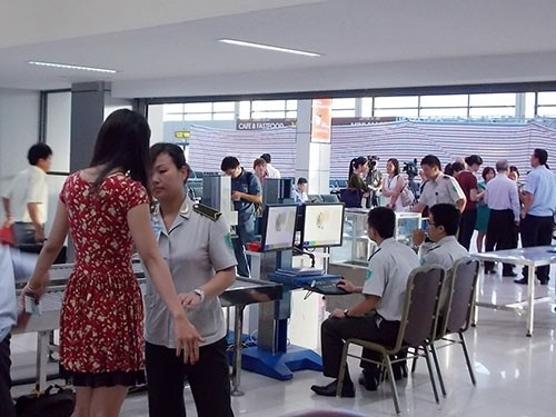 Passengers taking domestic flights in Việt Nam can now carry liquids, aerosols and gels on their flights, the Civil Aviation Authority of Việt Nam (CAAV) announced. (Photo baogiaothong.vn)