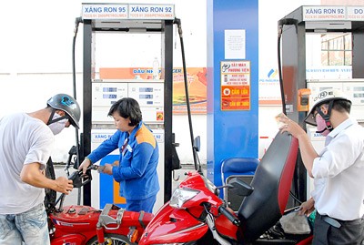 The domestic retail price of petroleum increased by VND646 to touch VND15,586 ( 69 US cents) per litre on May 5. (Photo: SGGP)