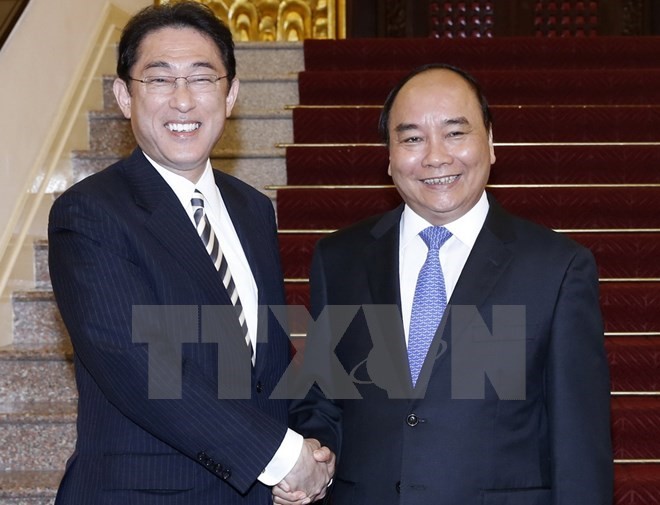 Prime Minister Nguyen Xuan Phuc (R) and Japanese Foreign Minister Fumio Kishida (Source: VNA)