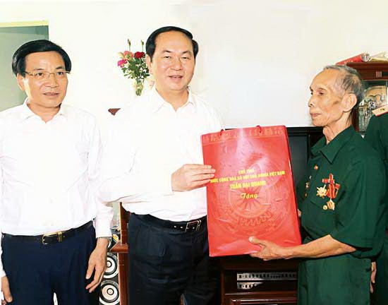 State President Tran Dai Quang offers gifts to veteran Pham Van Ngan who took part in the Dien Bien Phu Campaign (Photo: Sggp)