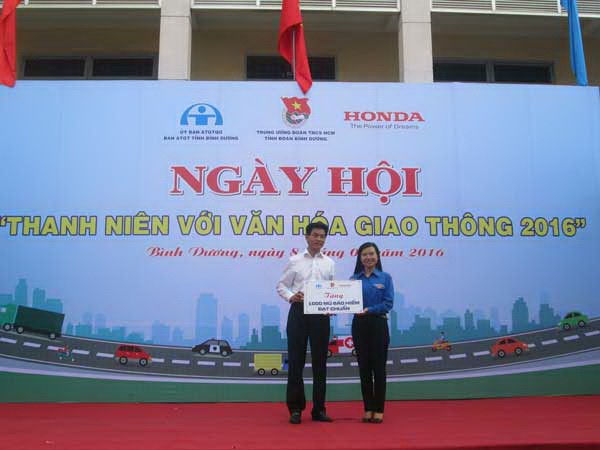 The organization board give 1,000 helmets to youths in Binh Duong