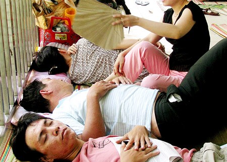 Many people have got sick from the long heat wave (Photo: SGGP)
