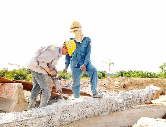 People works outdoors in hot weather. (Photo:SGGP)