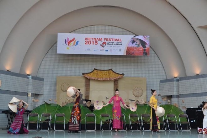 An art performance at the 2015 Vietnam Festival in Japan (Source: VNA)