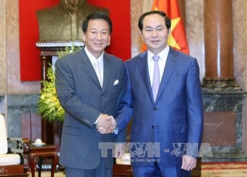 President Tran Dai Quang (right) and Vietnam-Japan Special Ambassador Ryotaro Sugi. (Source: VNA)