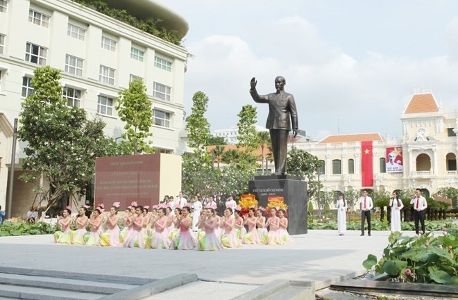 Ho Chi Minh Statue on Nguyen Hue street (Source: giaoduc.edu.vn)