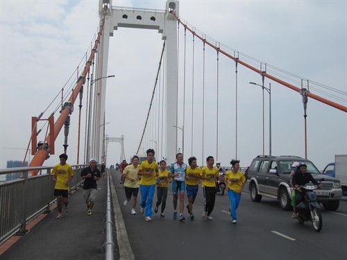 Pounding the pavement: Marathoners cross Thuận Phước Bridge in Đà Nẵng. The Đà Nẵng International Marathon Race will be organised in the central city on August 6. —VNS Photo Công Thành