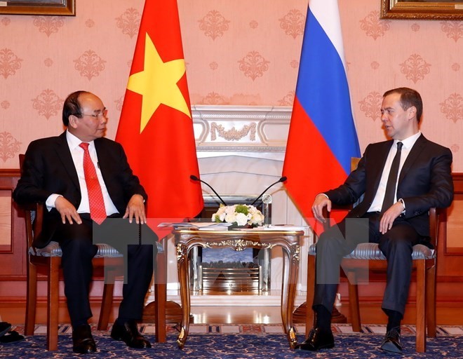 Prime Minister Nguyen Xuan Phuc meets with his Russian counterpart (Photo: VNA)