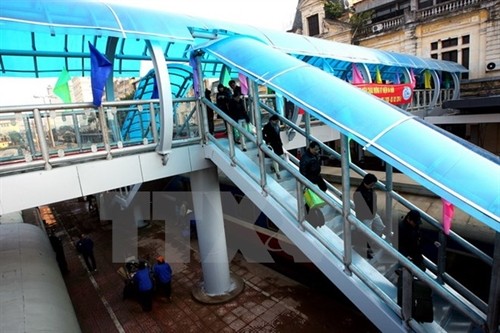 Quang Trung Industry Group Joint Stock Company has proposed to the city’s Department of Transport a plan for the construction of new-style overpasses for pedestrians, as traditional ones have failed to attract local residents. Illustrative image. — Photo Vietnamplus.vn