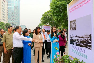 Photo exhibition titled “President Ho Chi Minh-Vietnamese national beloved leader” at Nguyen Hue Pedestrian Street (Photo: Sggp)