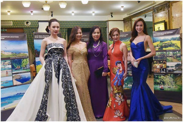 Head of Vietnam Cinema Department Ngo Phuong Lan (C) and artists in the opening ceremony of the event