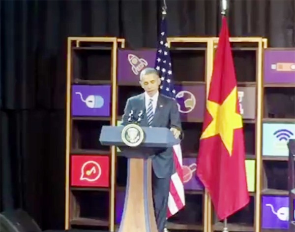 Obama delivers a speech at a meeting with young businesses in HCMC on March 24 (Photo: SGGP)
