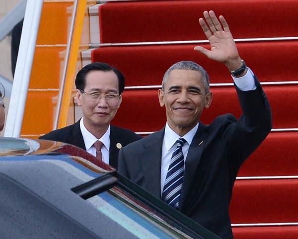 President Obama waves hello at Tan Son Nhat Airport before getting in a car to the city’s downtown (Photo: SGGP)