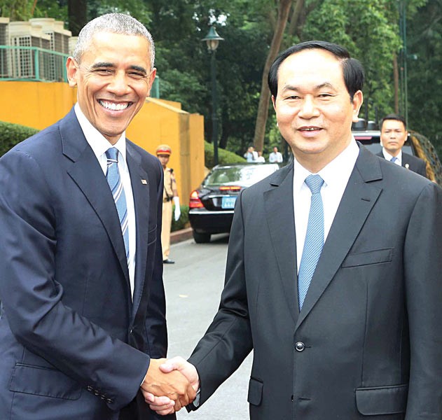 President Trần Đại Quang (R) receives his US counterpart Barack Obama in Hanoi (Photo: VNA)