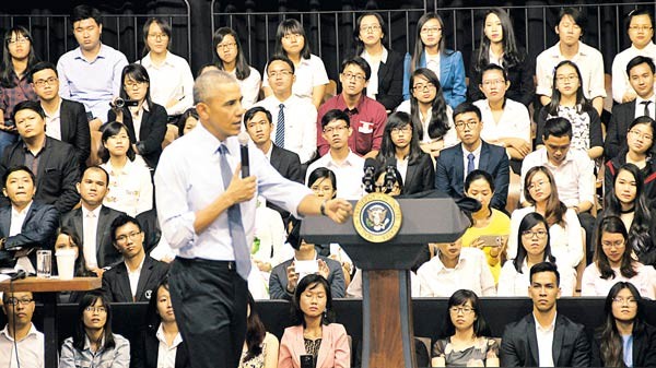 US President meets with 800 members of the Young Southeast Asian leaders initiative at the GEM center in HCMC -Photo: SGGP