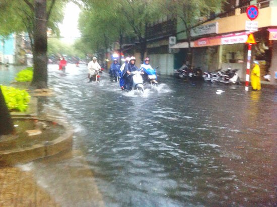 Small rain causes flood on the city district. (Photo:SGGP)