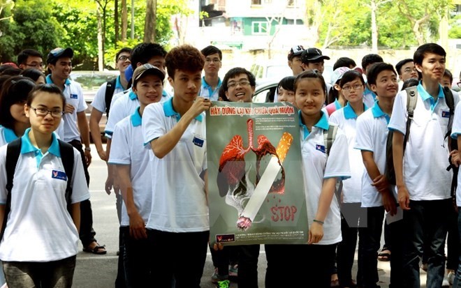 Students take part in an anti-smoking event. (Photo: VNA)