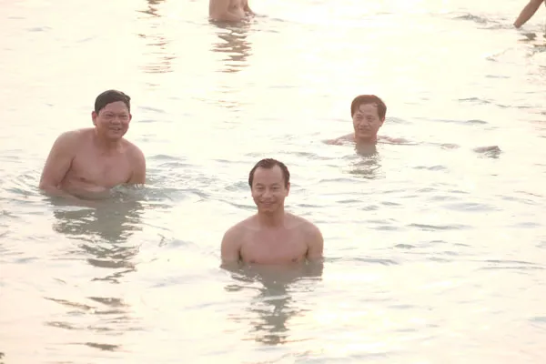 Đà Nẵng: Bí thư Thành ủy, Chủ tịch UBND thành phố tắm biển cùng dân ảnh 4