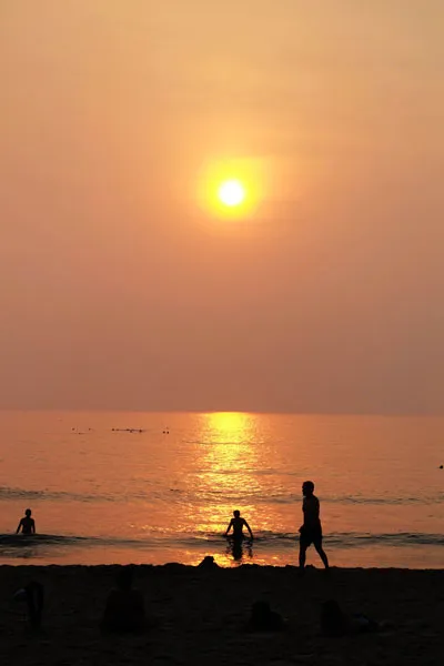 Đà Nẵng: Bí thư Thành ủy, Chủ tịch UBND thành phố tắm biển cùng dân ảnh 6