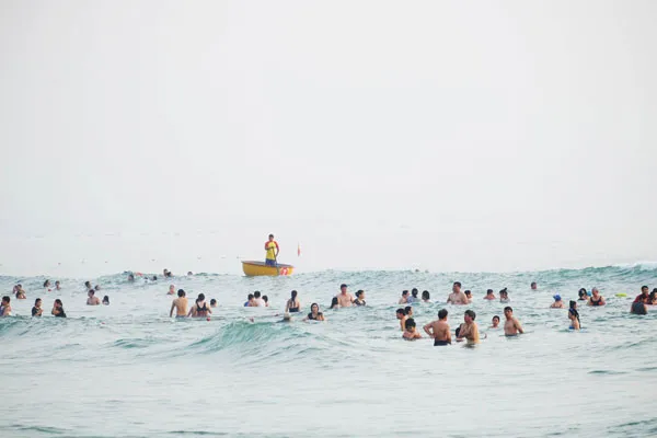 Đà Nẵng: Bí thư Thành ủy, Chủ tịch UBND thành phố tắm biển cùng dân ảnh 7