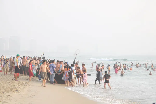 Đà Nẵng: Bí thư Thành ủy, Chủ tịch UBND thành phố tắm biển cùng dân ảnh 8