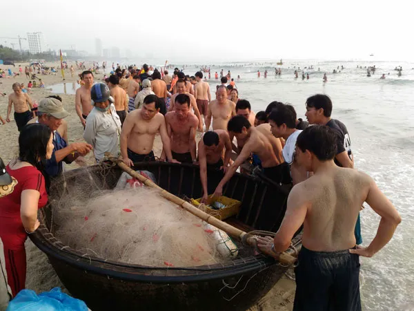 Đà Nẵng: Bí thư Thành ủy, Chủ tịch UBND thành phố tắm biển cùng dân ảnh 9