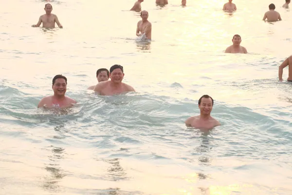 Đà Nẵng: Bí thư Thành ủy, Chủ tịch UBND thành phố tắm biển cùng dân ảnh 2