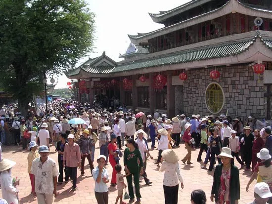 Hàng chục ngàn người đi lễ hội Vía Bà chúa xứ Núi Sam