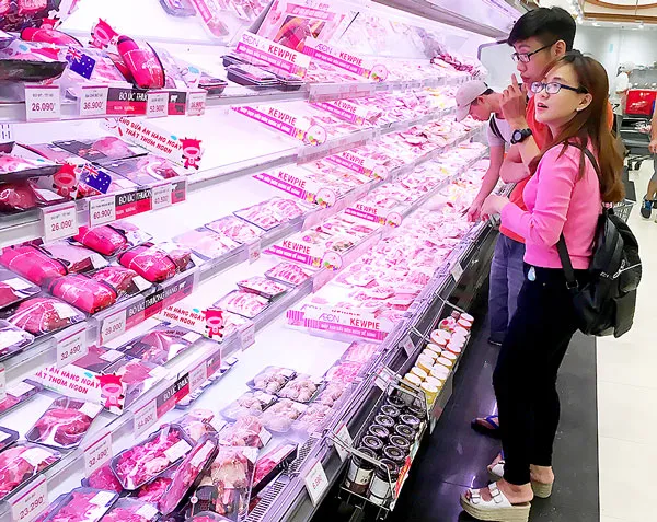 “Cơn lốc” hàng ngoại