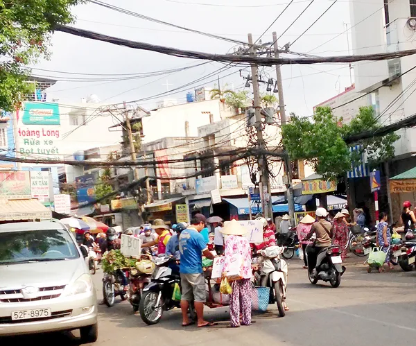 Có đến nỗi bó tay với chợ tự phát?